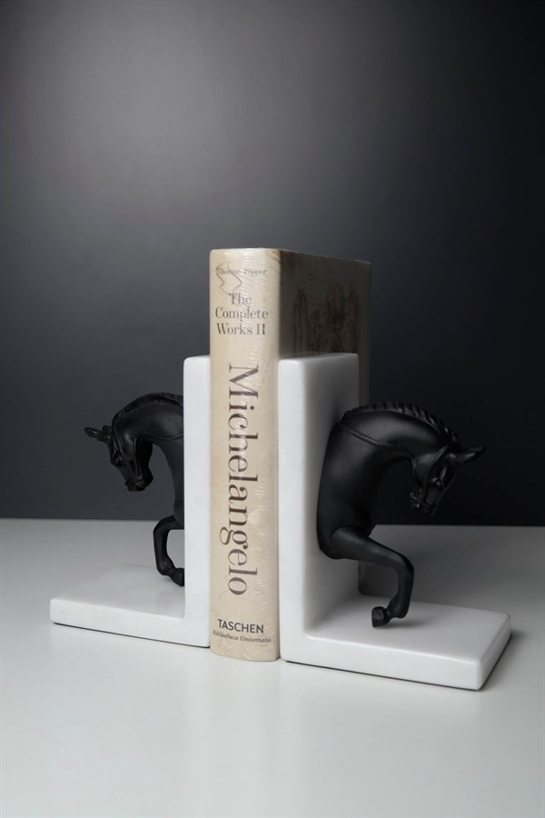 Beyaz Tek Parça Mermer Üstü Siyah At Detaylı 2li Mermer Kitap Tutucu 15 Cm Dekoratif Ev Aksesuarları
