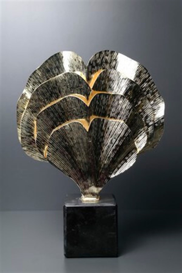 El Yapımı Dekoratif Obje Siyah Mermer Kaideli Gold Pirinç Metal Tek Yaprak Yonca Büyük Obje & Biblo