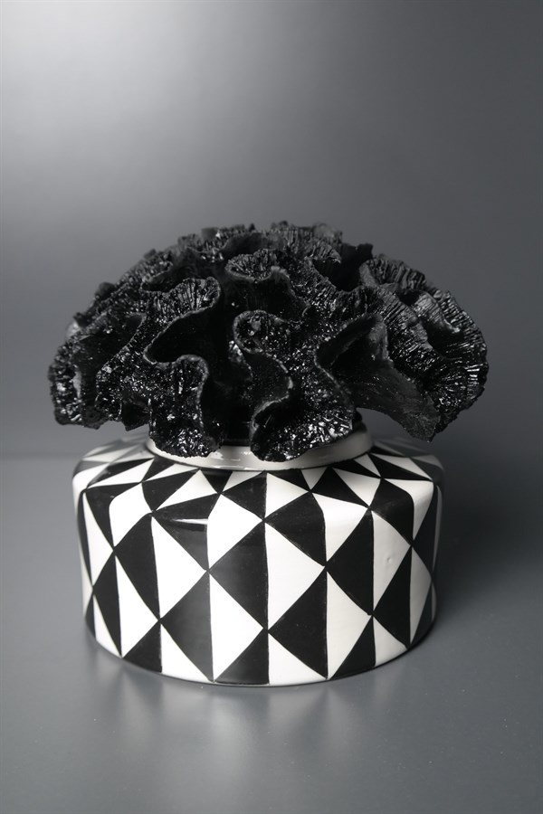 Siyah Beyaz Zigzak Desenli Mercan Kapaklı Yayvan Dekoratif Küp 17 Cm Dekoratif Küp