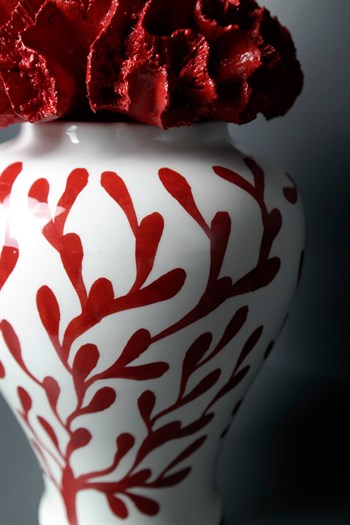 Beyaz Seramik Desenli Kırmızı Mercan Kapaklı Dekoratif Küp 33 Cm Dekoratif Küp