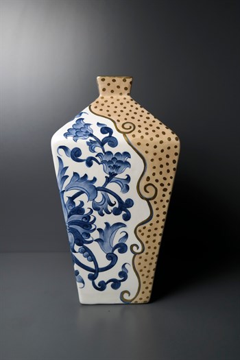 Beyaz Zemin Mavi Çiçek Desenli Gold Detaylı Kare Köşeli Seramik Vazo 36 Cm Dekoratif Vazo