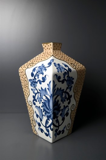 Beyaz Zemin Mavi Çiçek Desenli Gold Detaylı Kare Köşeli Seramik Vazo 36 Cm Dekoratif Vazo