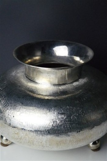 Döküm Bronz Metal El Yapımı Gümüş Renk 3 Ayaklı Dekoratif Vazo 24 Cm Dekoratif Vazo