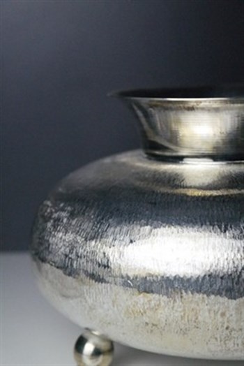Döküm Bronz Metal El Yapımı Gümüş Renk 3 Ayaklı Dekoratif Vazo 24 Cm Dekoratif Vazo