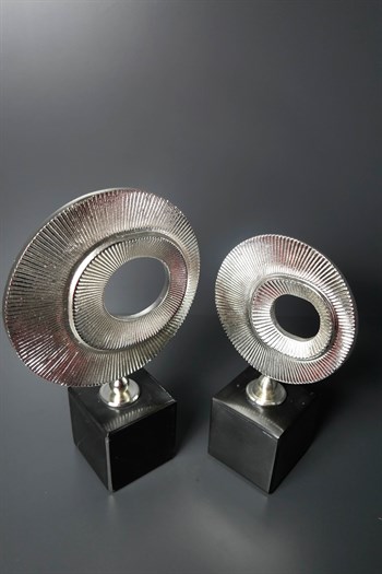 El Yapımı Dekoratif Obje 2li Siyah Mermer Kaideli Gümüş Pirinç Metal Asimetrik Halkalar Dekoratif Obje