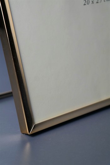 Gold Renk Fırçalanmış Metal Gövde Metal Ayaklı Resim Çerçevesi Büyük 20,5*26cm Dekoratif Çerçeve
