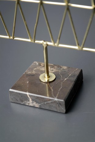 Gold Üçgen Tasarımlı Mermer Kaideli Metal Dekoratif Obje V2 23 Cm Dekoratif Ev Aksesuarları