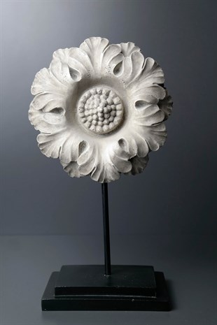 Gri Çiçek Desenli Siyah Standlı Polyresin Dekoratif Obje 16cmx27cmx8cm