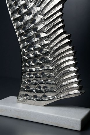 Gümüş Metal Kanat Dekoru Mermer Kaideli Dekoratif Obje 53 Cm