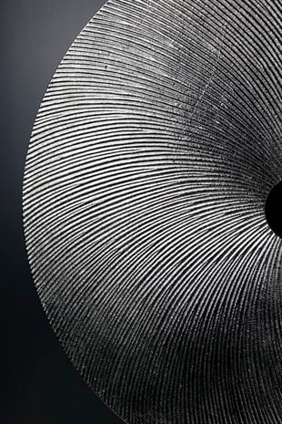Gümüş Metal Yuvarlak Disk Siyah Kaideli Dekoratif Obje büyük 56 Cm Dekoratif Ev Aksesuarları