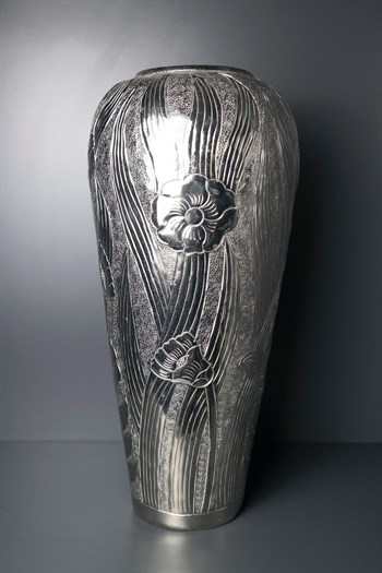 Gümüş Renk Çiçek Desenli Büyük Uzun Dekoratif Metal Vazo 55 Cm Dekoratif Vazo