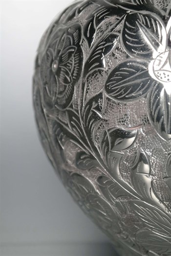 Gümüş Renk Çiçek Desenli Oval Tombul Dekoratif Metal Vazo 39 Cm Dekoratif Vazo