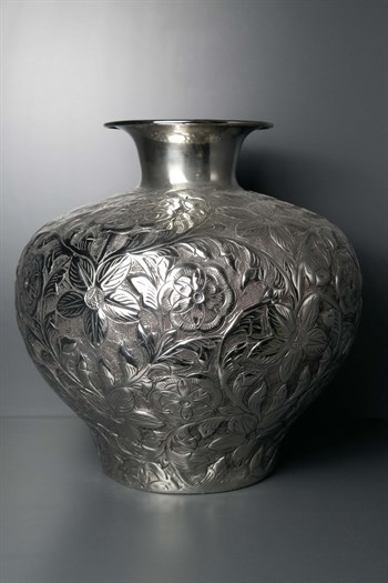 Gümüş Renk Çiçek Desenli Oval Tombul Dekoratif Metal Vazo 39 Cm Dekoratif Vazo