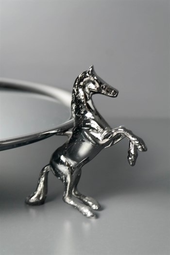 Siyah Atlı Tasarımlı Üç Ayaklı Yuvarlak Metal Tepsi Dekoratif Tepsi