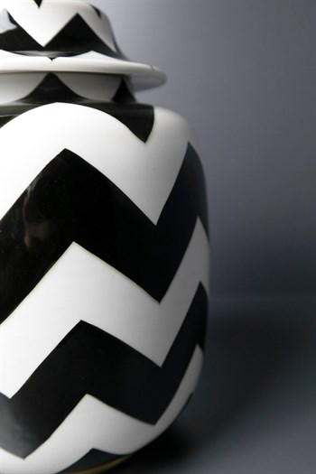 Siyah Beyaz Seramik Zik Zak Desenli Dekoratif Bal Küpü 25 Cm Dekoratif Küp