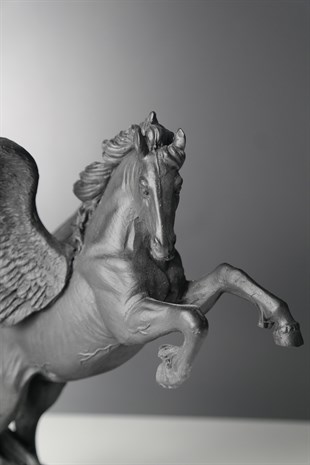 Siyah Şahlanan Pegasus Atı Kaideli Dekoratif Biblo 23 Cm Dekoratif Ev Aksesuarları