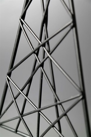 Siyah Üçgen Tasarımlı Mermer Kaideli Metal Dekoratif Obje V1 23 Cm Dekoratif Ev Aksesuarları